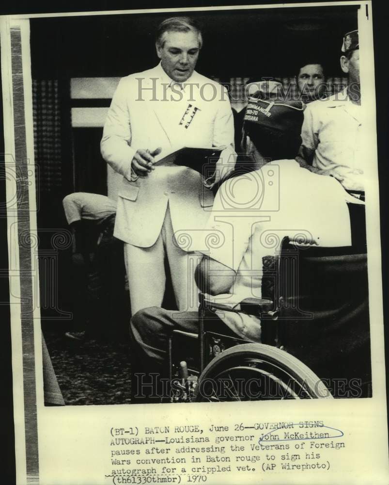 1970 Press Photo Louisiana Governor McKeithen signs autograph at VFW convention