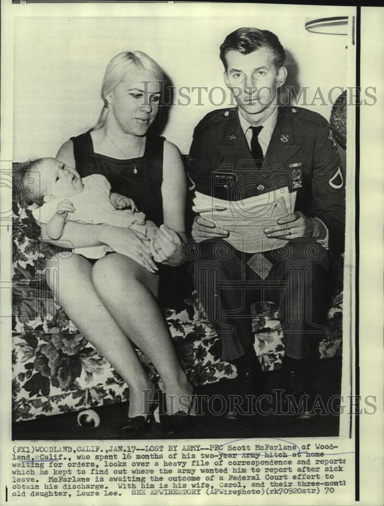 Load image into Gallery viewer, 1970 Press Photo PFC Scott McFarlane with family shows Army correspondence
