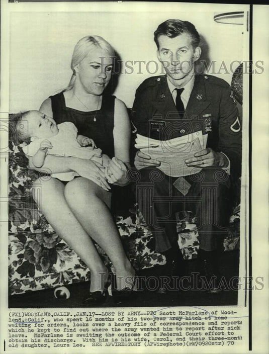 1970 Press Photo PFC Scott McFarlane with family shows Army correspondence