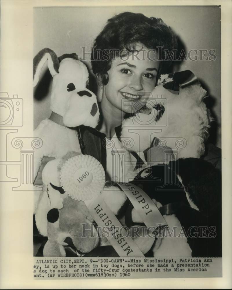 1960 Press Photo Miss Mississippi Patricia Ann McRaney with stuffed dogs- Historic Images