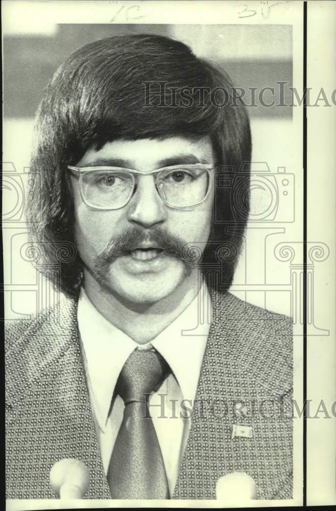 Load image into Gallery viewer, 1972 Press Photo Hair stylist Goza Marai who attacked Russian Premier Kosygin

