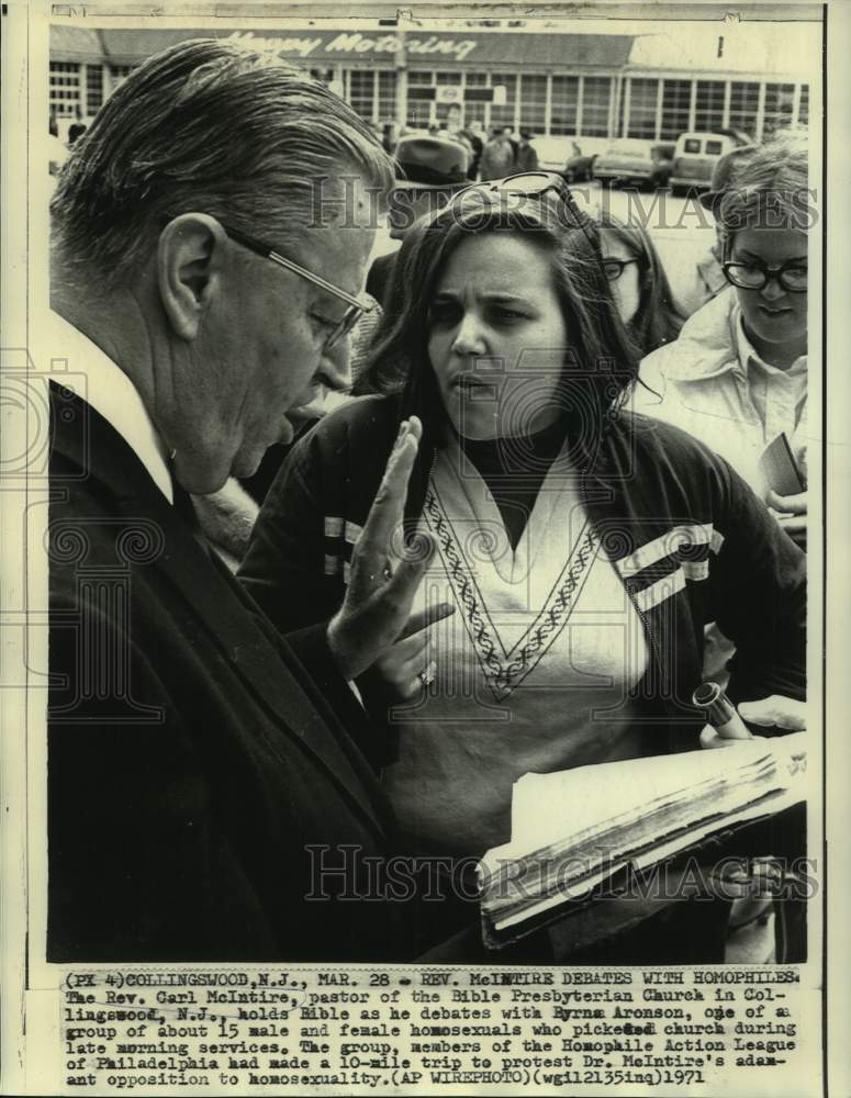 Load image into Gallery viewer, 1971 Press Photo Reverend McIntire debates with Ryrna Aronson in New Jersey
