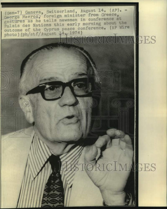 1974 Press Photo Greece's Mavros with newsmen at Cyprus peace talks in Geneva
