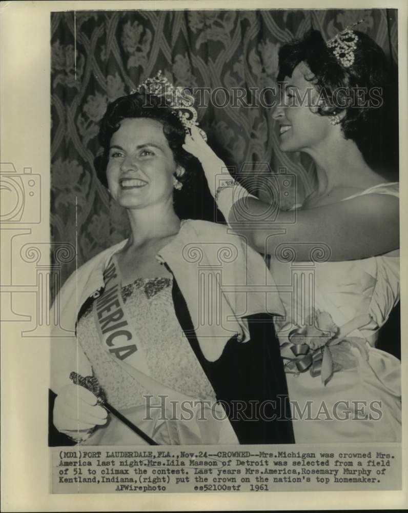 1961 Press Photo Mrs. Lila Masson crowned Mrs. American by Rosemary Murphy