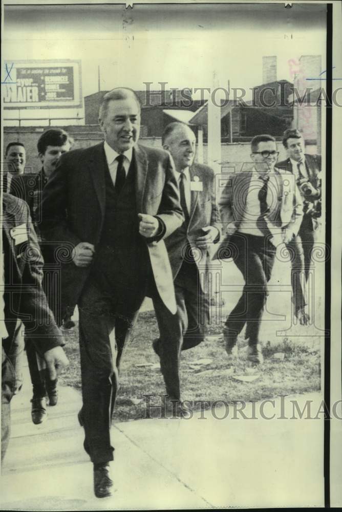 Load image into Gallery viewer, 1968 Press Photo Senator Eugene McCarthy runs foot race with press corps
