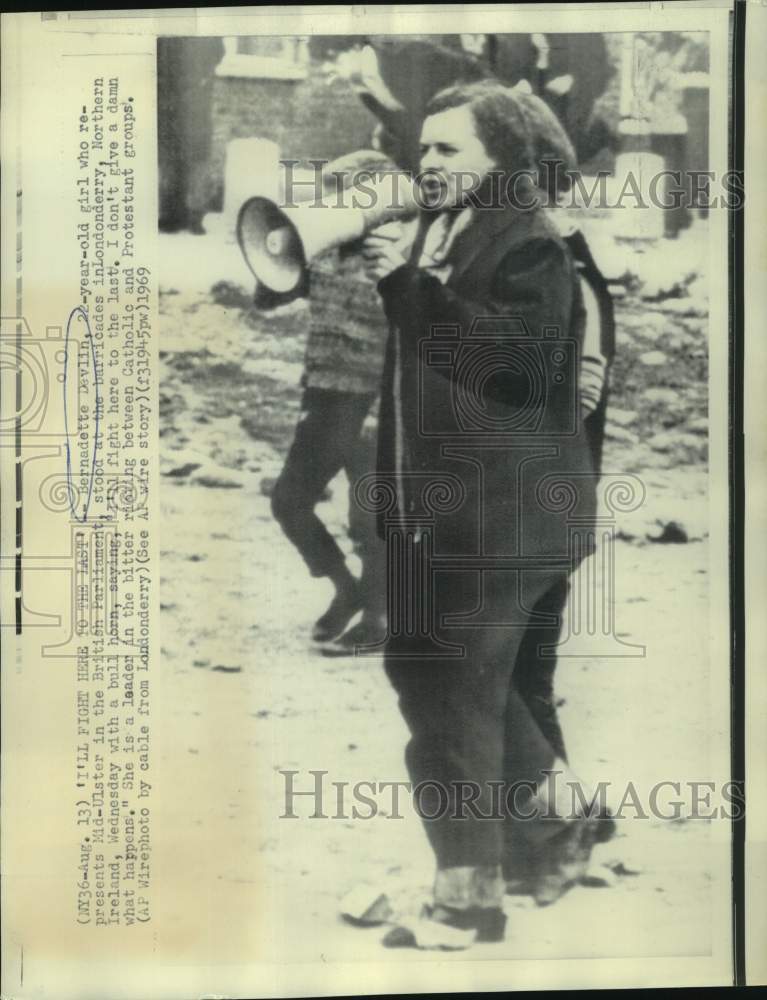 1969 Press Photo Bernadette Devlin stands at Londonderry barricade with bullhorn