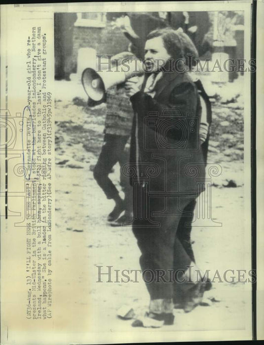 1969 Press Photo Bernadette Devlin stands at Londonderry barricade with bullhorn