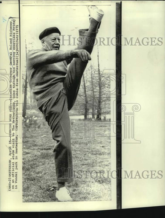 1971 Press Photo Canada's Michener exercises in Amsterdam's Vondel Park