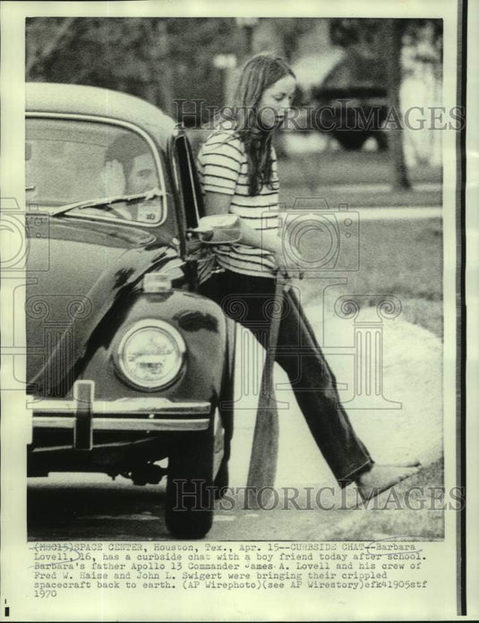 1970 Press Photo Astronaut James Lovell's daughter Barbara chats with boyfriend.