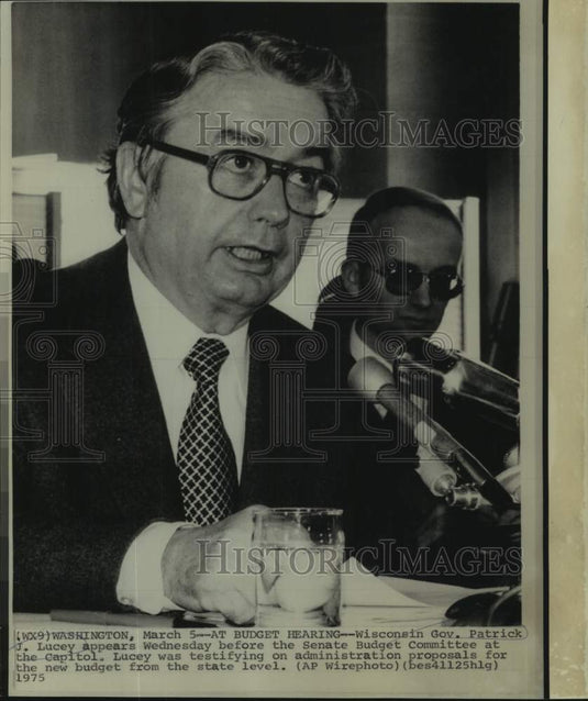 1975 Press Photo Wisconsin Governor Lucey appears at Senate Budget Committee