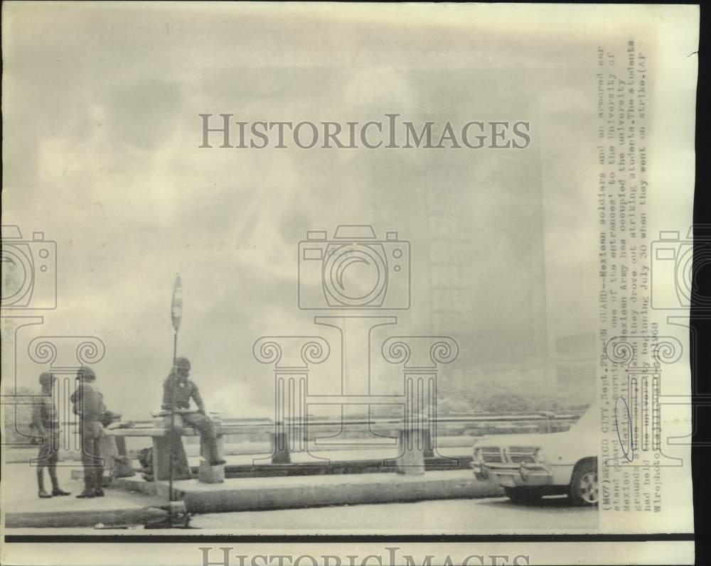 1968 Press Photo Mexican Soldiers Guard University of Mexico Entrance
