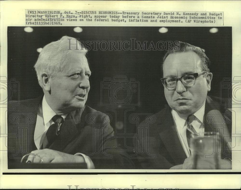Load image into Gallery viewer, 1969 Press Photo Budget Director Mays and Kennedy discuss economics - now22499
