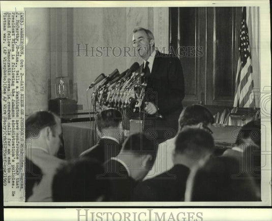 1969 Press Photo Senator Eugene McCarthy at Washington news conference.