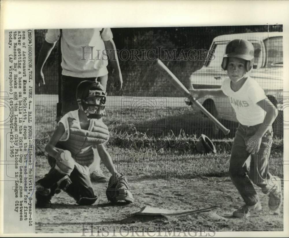 1965 Press Photo Astronaut James McDivitt&#39;s son Michael goes to first base