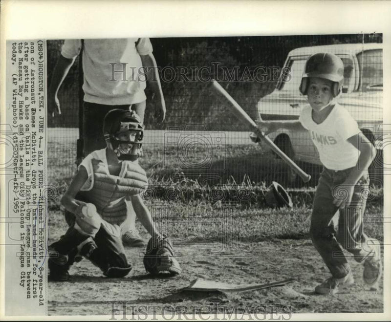 Load image into Gallery viewer, 1965 Press Photo Astronaut James McDivitt's son Michael goes to first base
