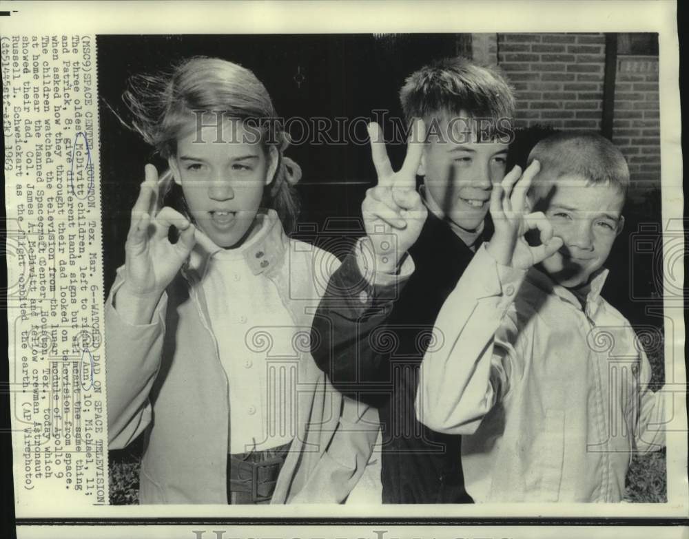 1969 Press Photo McDivitt children give hand signs while watching space launch