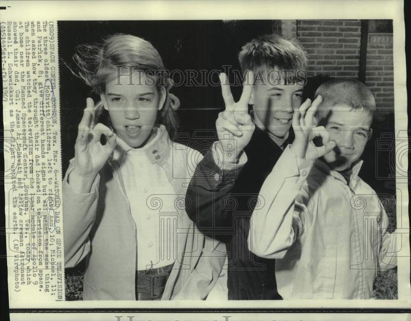 Load image into Gallery viewer, 1969 Press Photo McDivitt children give hand signs while watching space launch
