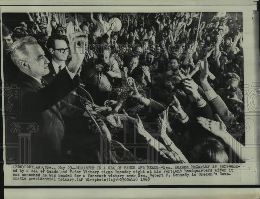 1968 Press Photo Senator McCarthy in sea of ands and heads in Portland, Oregon