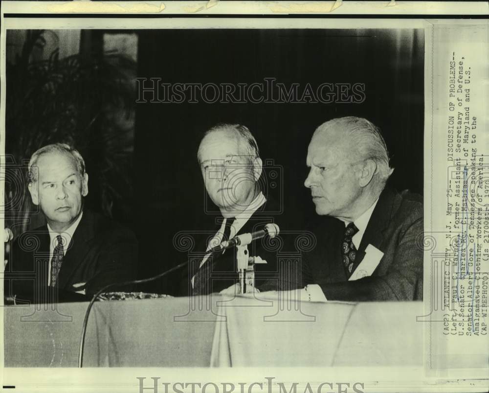 1970 Press Photo Senator Charles Mathias and others speak at clothing union.