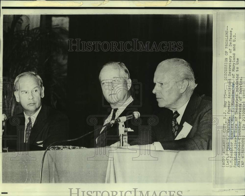 Load image into Gallery viewer, 1970 Press Photo Senator Charles Mathias and others speak at clothing union.
