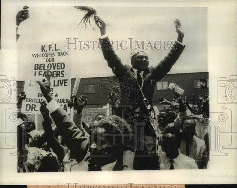 Load image into Gallery viewer, 1960 Press Photo Kenya Nationalist leader Tom Mboya cheered by supporters
