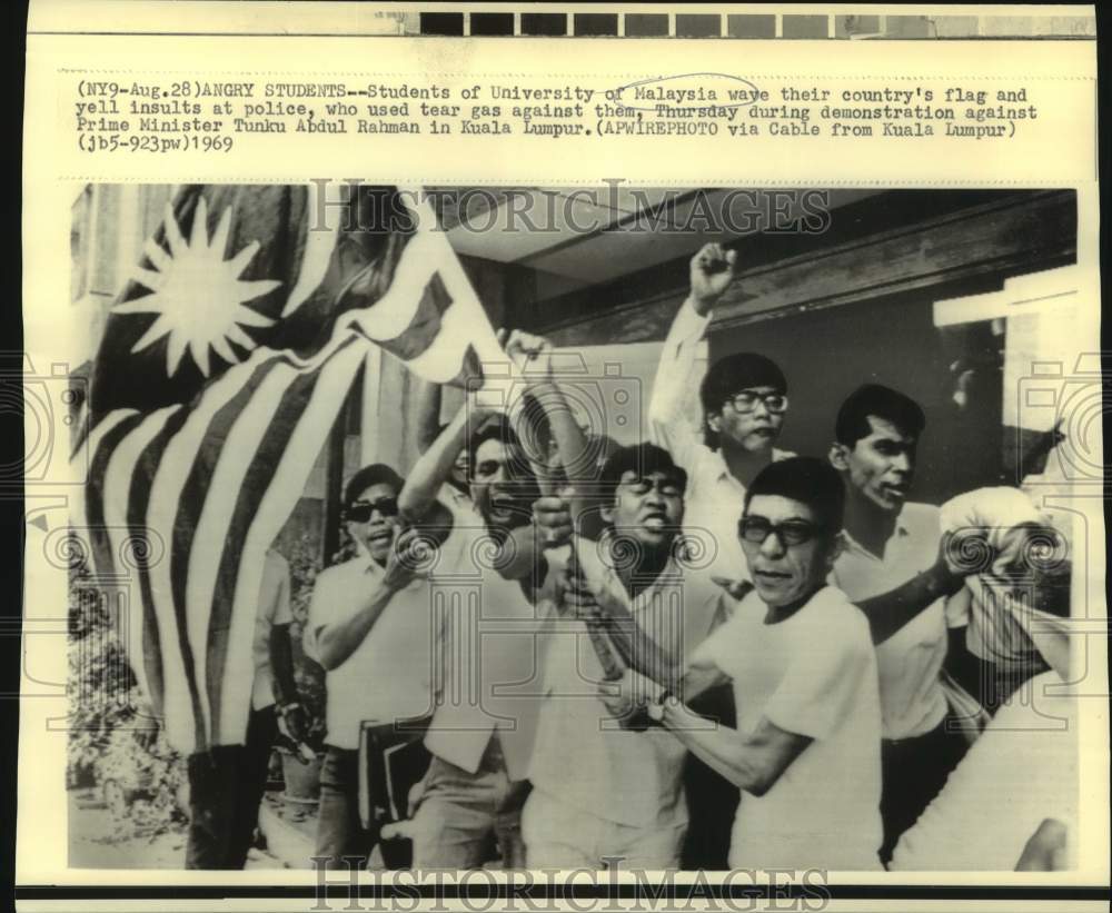 1969 Press Photo University of Malaysia wave flags and yell insults at police