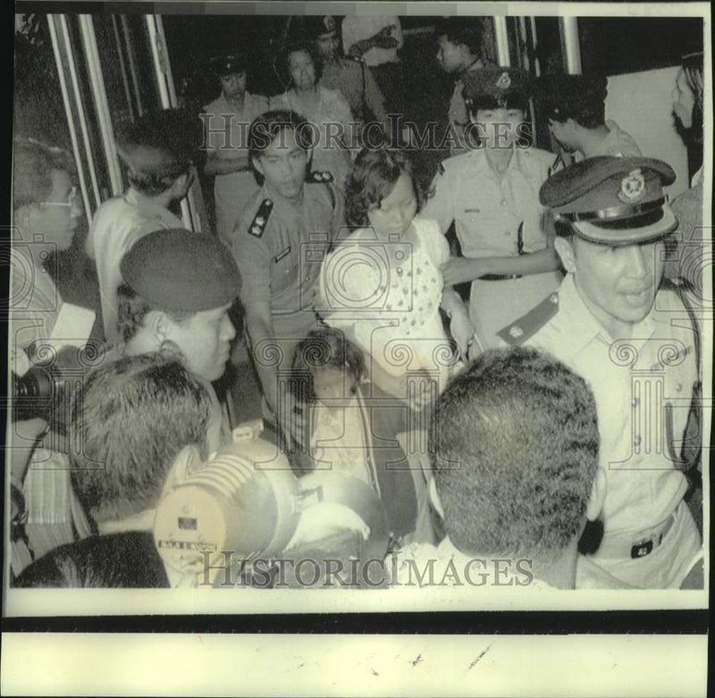Load image into Gallery viewer, 1975 Press Photo Released hostages Susan Wong Chan and daughter Diana
