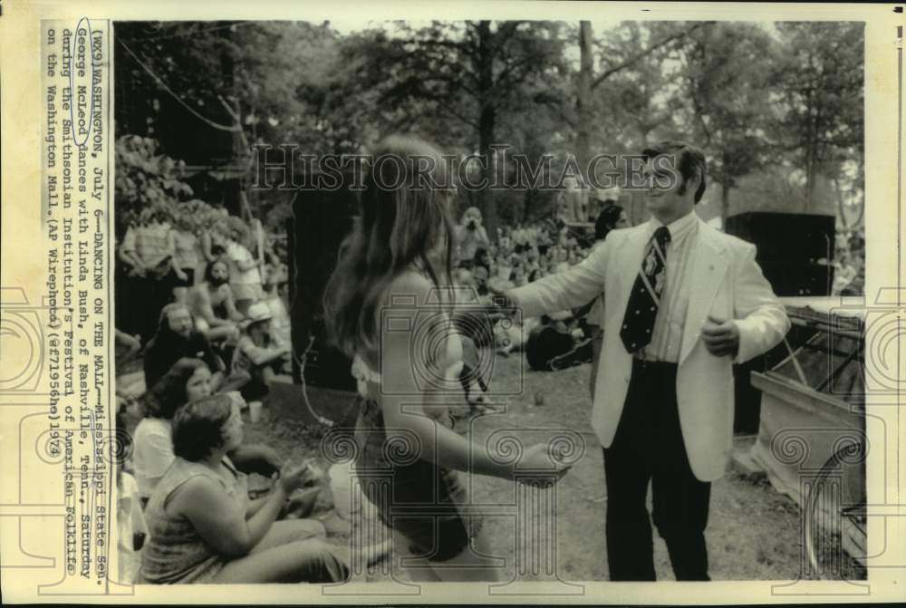 1974 Press Photo Senator George McLeod and Linda Bush dance on Washington Mall