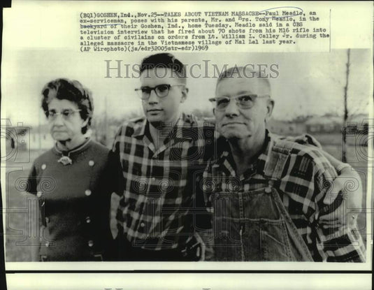 1969 Press Photo Ex-serviceman Paul Meadle with parents home's backyard in IN