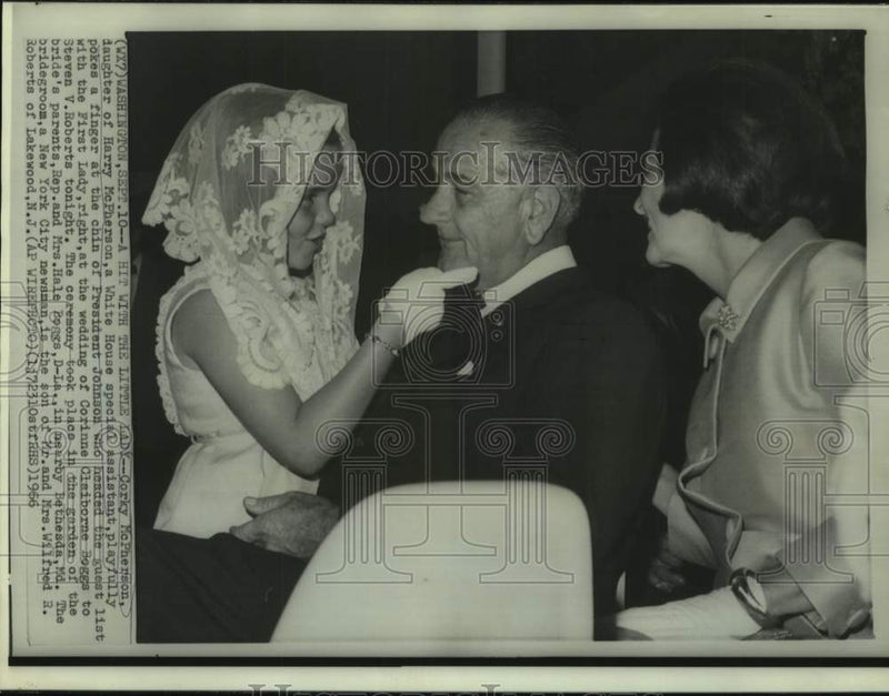 Load image into Gallery viewer, 1966 Press Photo Corky McPherson with President and Mrs. Johnson at wedding
