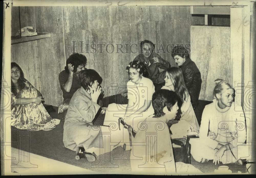 1973 Press Photo Tourists in Lobby of Mexico City Hotel During Earthquake