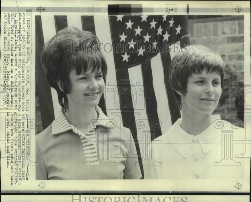Load image into Gallery viewer, 1970 Press Photo Mrs. James Lovell and Mrs. Fred Haise pose in Houston
