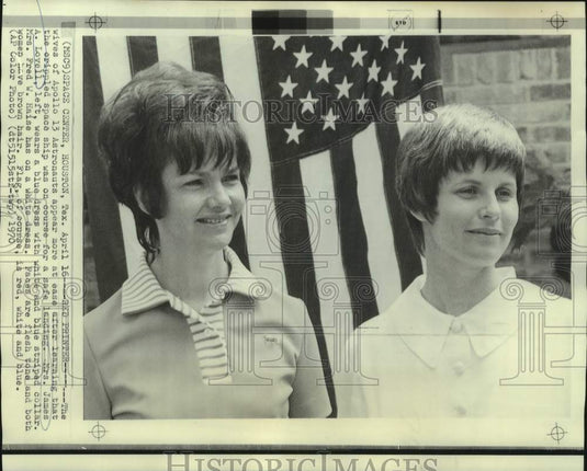 1970 Press Photo Mrs. James Lovell and Mrs. Fred Haise pose in Houston