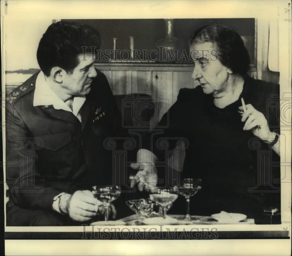 1972 Press Photo Premier Golda Meir and Lt. General Elazar at ceremony