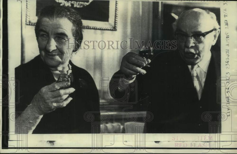Load image into Gallery viewer, 1969 Press Photo Israel's President Shazar and Premier Golda Meir toast
