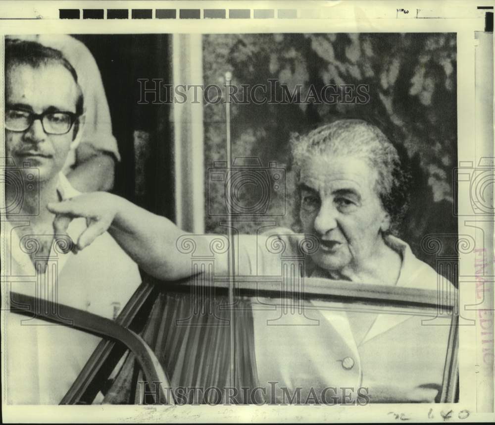 1970 Press Photo Israeli Premier Golda Meir talks to newsmen in Tel Aviv.