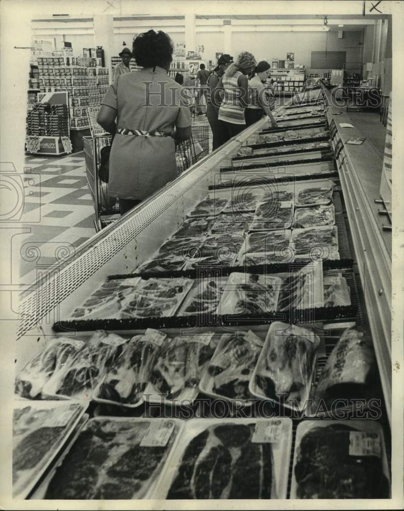 1973 Press Photo New Orleans shoppers check the meat counters - now23110