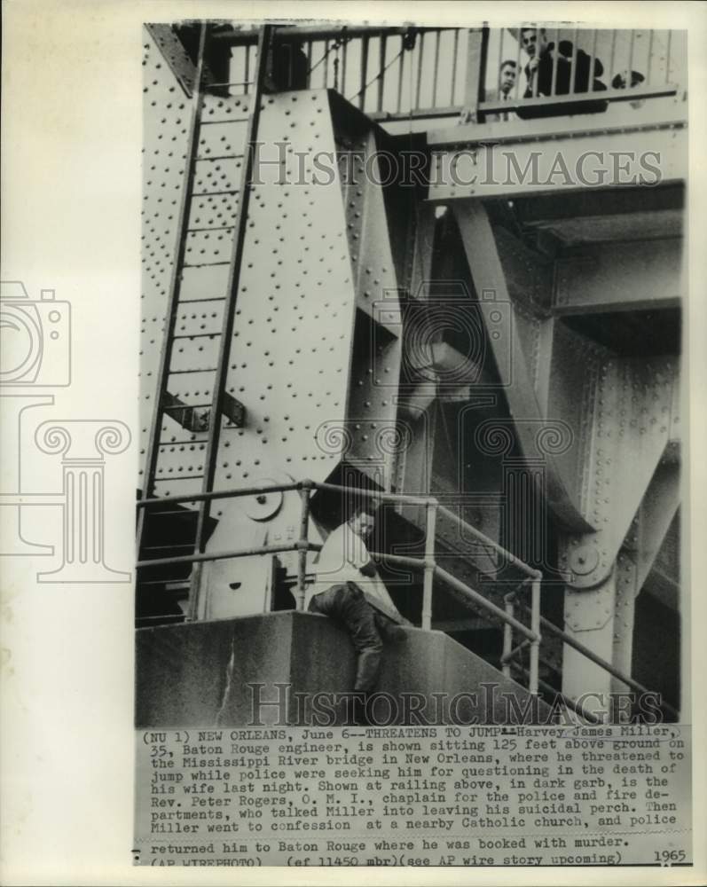 Load image into Gallery viewer, 1965 Press Photo Harvey James Miller threatens to jump from MS River Bridge
