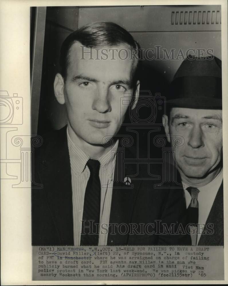 Load image into Gallery viewer, 1965 Press Photo Draft card burner David Miller in custody of FBI agent
