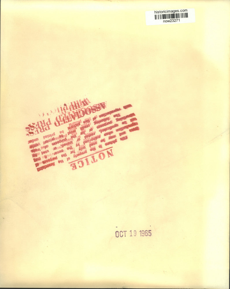 1965 Press Photo Draft card burner David Miller in custody of FBI agent