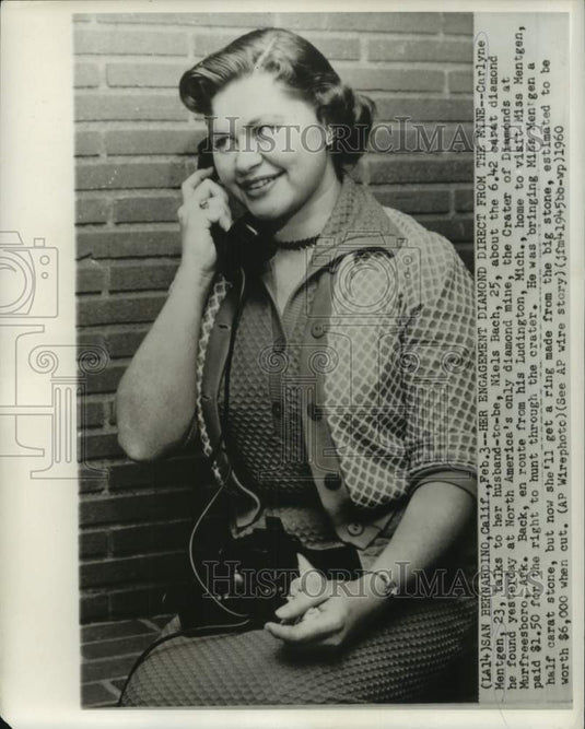 1960 Press Photo Carlyne Mentgen talks with fiance about engagement diamond- Historic Images