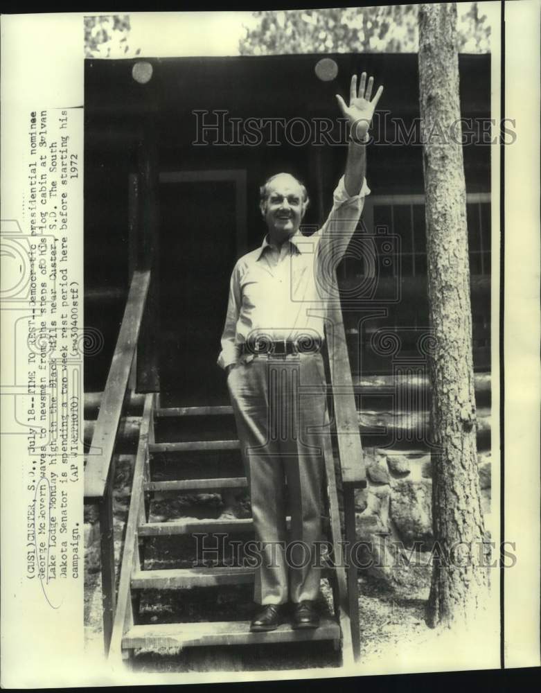 Load image into Gallery viewer, 1972 Press Photo Democratic presidential nominee McGovern waves to newsmen
