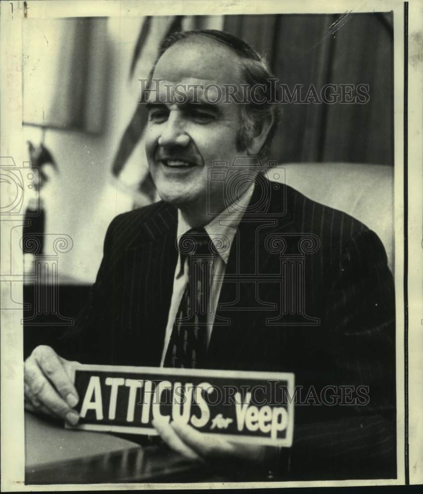 1972 Press Photo Senator George McGovern holds &quot;Atticus for Veep&quot; sign