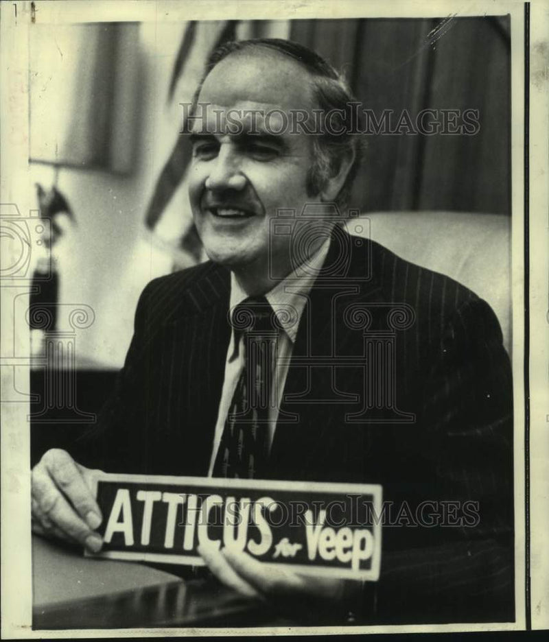 Load image into Gallery viewer, 1972 Press Photo Senator George McGovern holds "Atticus for Veep" sign
