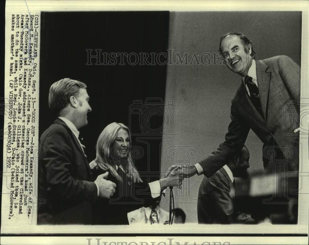 1972 Press Photo Senator McGovern shakes Joan Kennedy&#39;s hand as others watch