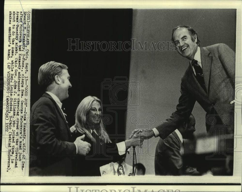 Load image into Gallery viewer, 1972 Press Photo Senator McGovern shakes Joan Kennedy's hand as others watch
