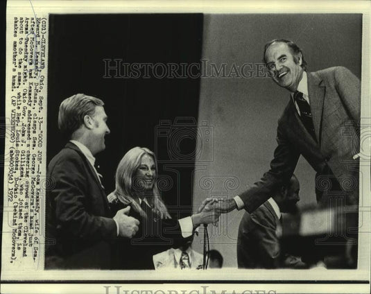 1972 Press Photo Senator McGovern shakes Joan Kennedy's hand as others watch