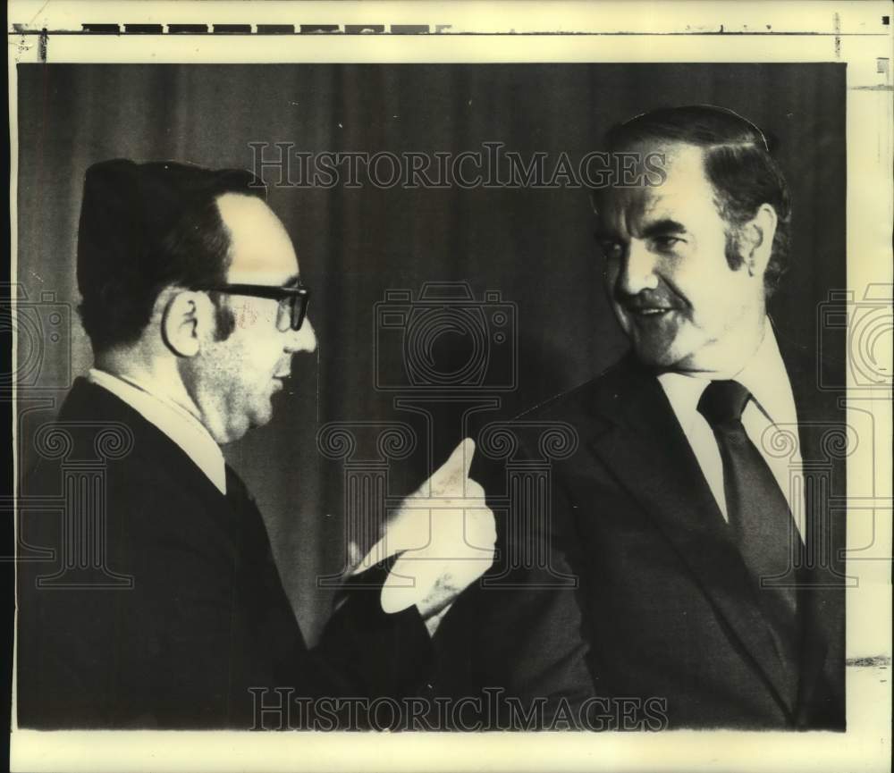 1972 Press Photo Senator George McGovern addresses Rabbi group in New York