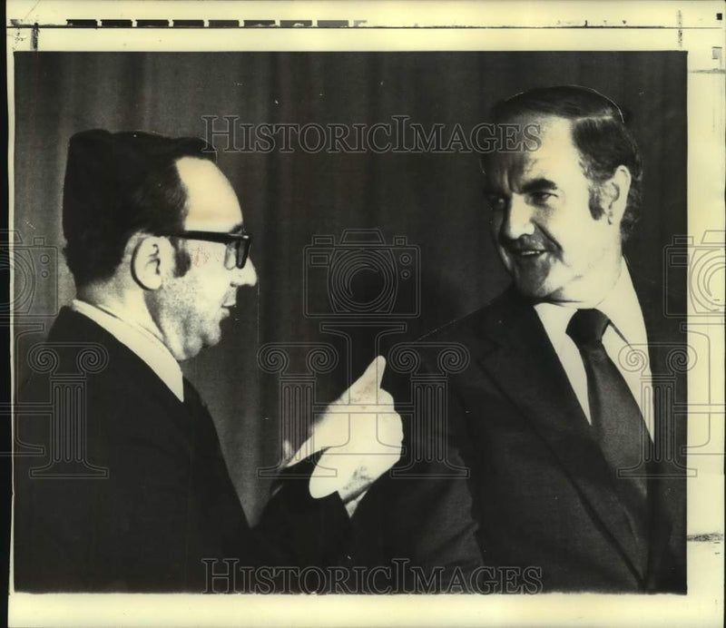 Load image into Gallery viewer, 1972 Press Photo Senator George McGovern addresses Rabbi group in New York

