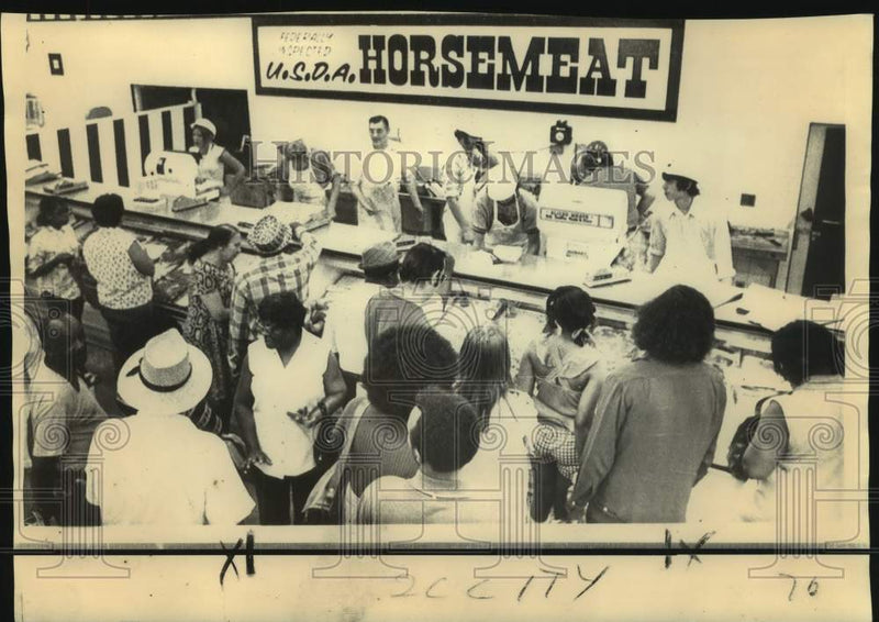 Load image into Gallery viewer, 1973 Press Photo Customers line up for inexpensive horse meat at Gratiot Market
